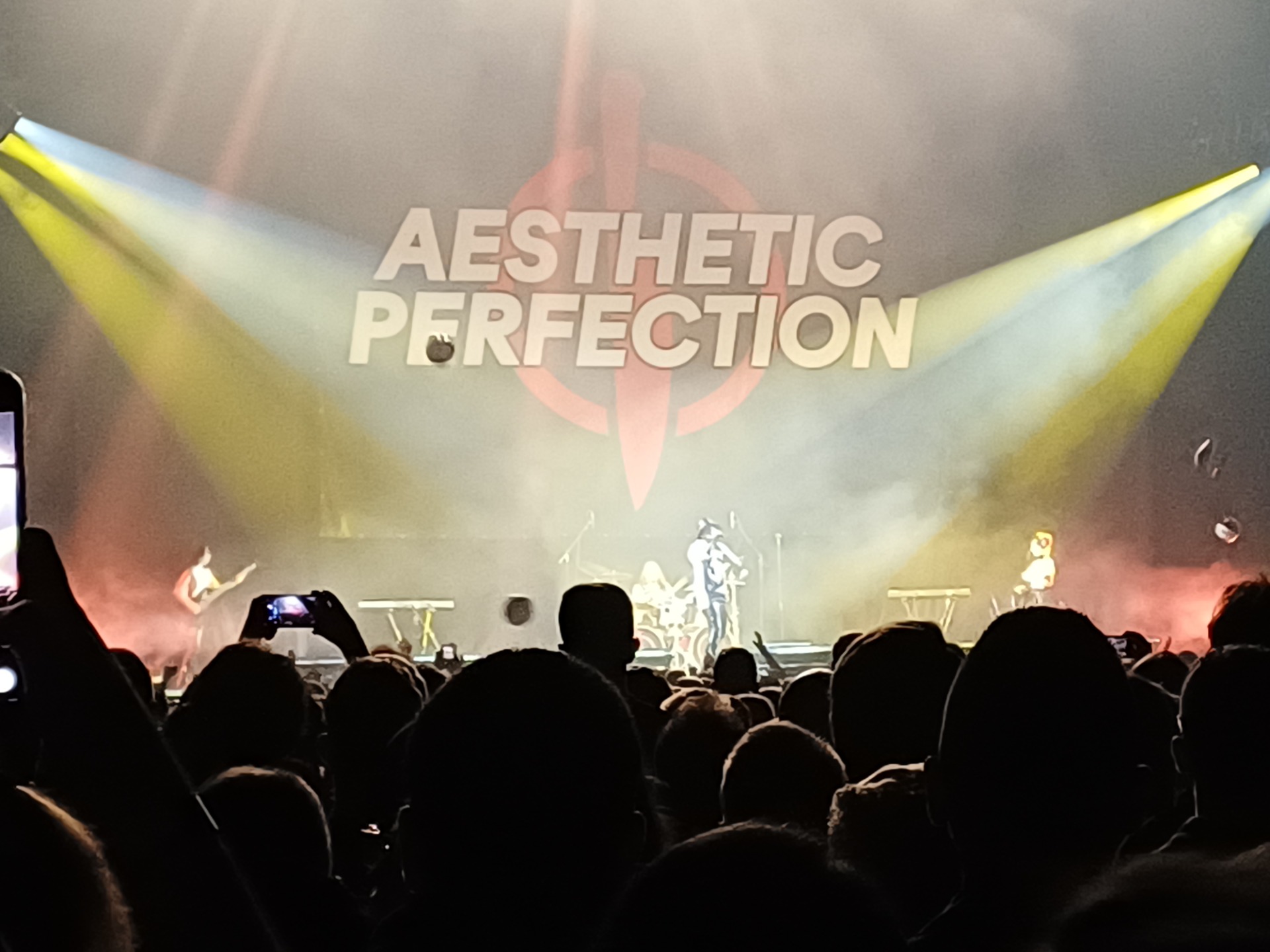 Lämppärinä toimiva Aesthetic Perfection veti lyhyen mutta kovan setin.