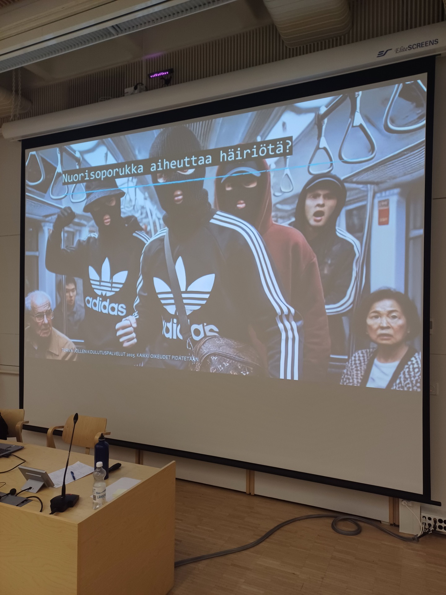 Kuva eräästä työturvallisuuskoulutuksesta, jossa käsiteltiin myös häiriötä aiheuttavien nuorisoporukoiden kohtaamista.