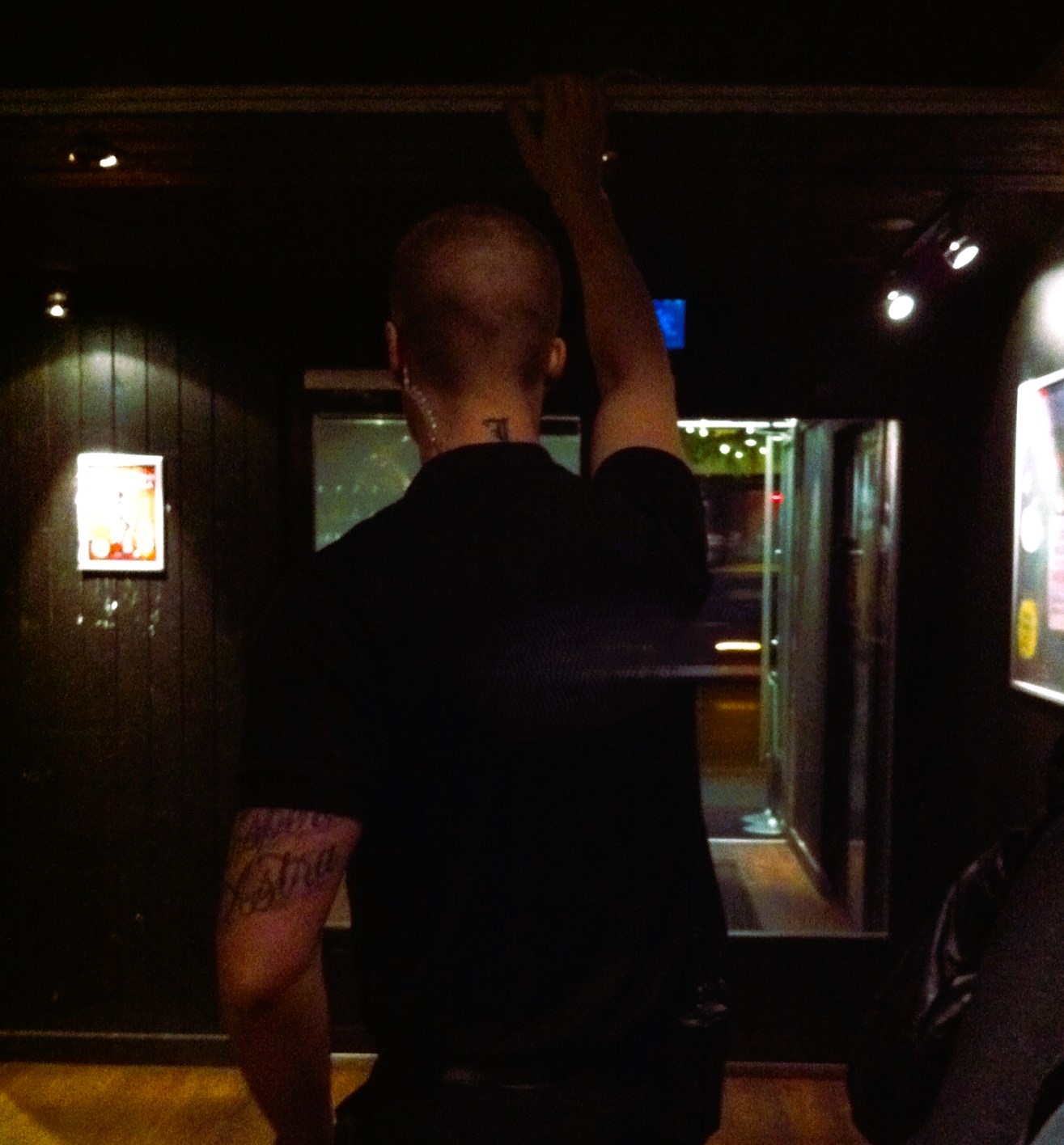 Narikasta piti olla valmiina tarvittaessa juoksemaan väliin tappeluihin yläkerran baariosastoihin.